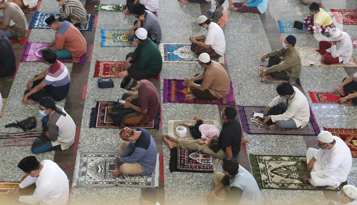 Sejumlah jemaah mendengarkan ceramah sebelum Salat Jumat di Masjid At-Tin, Jakarta, Jumat (13/08/2021). Pengurus Masjid At-Tin melakukan pembatasan jumlah jamaah secara terbatas yakni 25 persen dari total kapasitas serta mematuhi protokol kesehatan secara ketat. (Liputan6.com/Herman Zakharia)