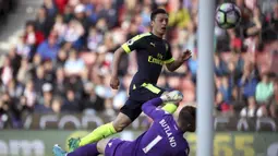 Gelandang Arsenal, Mezut Ozil,  mencetak gol ke gawang Stoke City pada pertandingan pekan ke-37 Premier League, di Stadion Bet 365, Sabtu (13/5/2017). Arsenal menang dengan skor 4-1. (AP /Nick Potts)