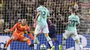 Proses terjadinya gol yang dicetak striker Barcelona, Luis Suarez, ke gawang Inter Milan pada laga Liga Champions di Stadion Camp Nou, Barcelona, Rabu (2/10). Barcelona menang 2-1 atas Inter. (AFP/Josep Lago)
