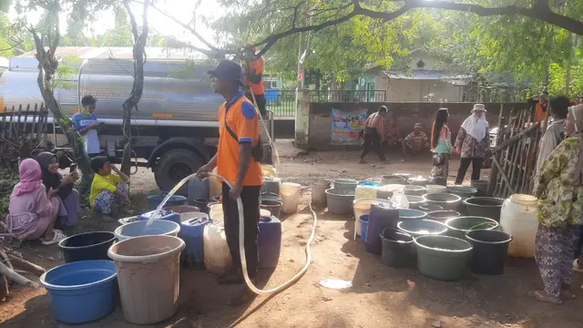 Proses pendistribusian air bersih ke dusun Polay, Situbondo yang mengalami krisis air bersih akibat pompa sumur bor rusak (Istimewa)