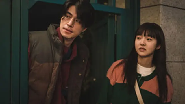 Scene serial "A Shop For Killers". [Foto: Disney+ Hotstar Indonesia]