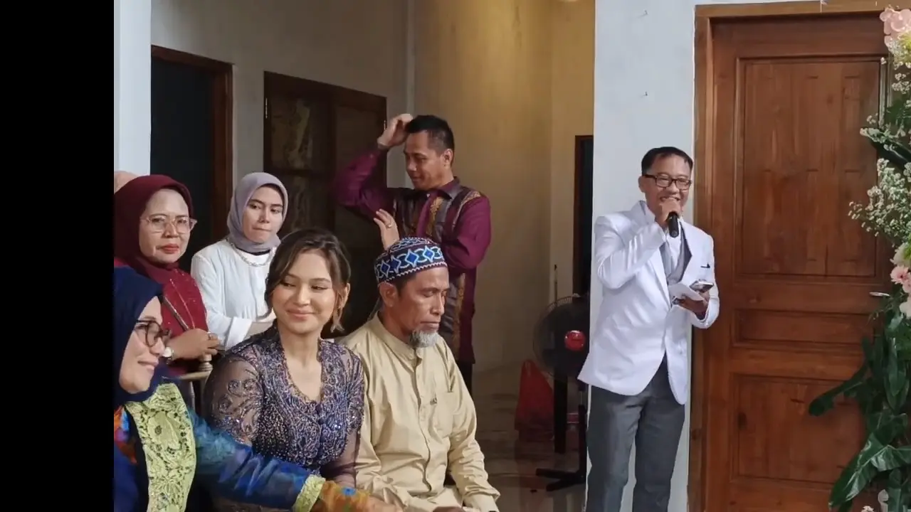Indah Permatasari dan Nursyah sang ibu duduk bersebelahan ketika lamaran Sinta Mutiara (Foto: Youtube Nursyah Garden)