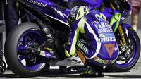 Ritual rutin Valentino Rossi sebelum balapan dimulai. (AFP)