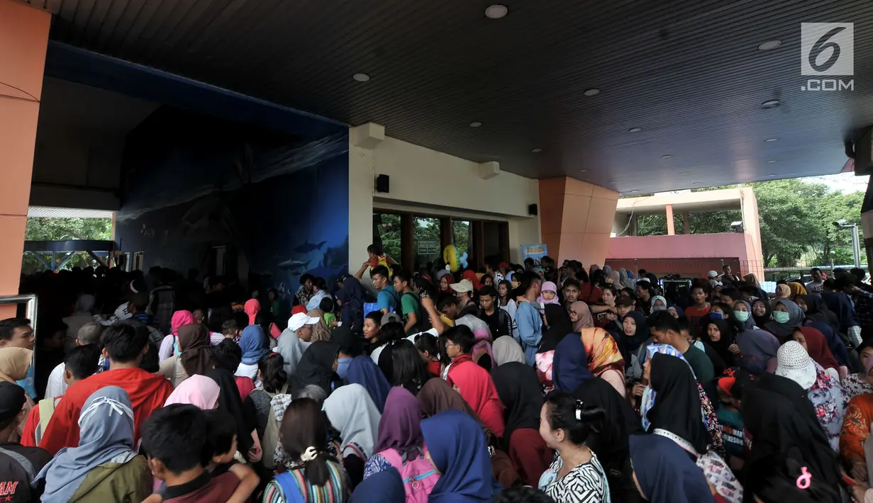 Pengunjung berdesakan di pintu masuk Ancol pada libur nasional Pilkada Serentak 2018 di Jakarta, Rabu (27/6). Pada program gratis masuk Ancol dalam rangka HUT Jakarta ini, antusias pengunjung mencapai 19.000 jiwa. (Merdeka.com/Iqbal S. Nugroho)