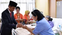 Presiden Joko Widodo saat menjenguk Presiden ke 6 Susilo Bambang Yudhoyono (SBY) yang sedang dirawat di Rumah Sakit Pusat Angkatan Darat (RSPAD) Gatot Soebroto, Jakarta Pusat, (19/7). (Liputan6.com/Pool/Biro Pers Setpres)