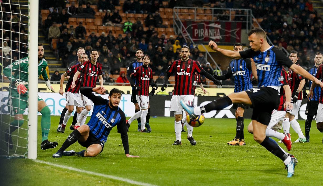 Gelandang Inter Milan, Ivan Perisic, melepaskan tendangan ke gawang AC Milan pada laga perempat final Coppa Italia di Stadion San Siro, Rabu (27/12/2017). AC Milan menang 1-0 atas Inter Milan. (AP/Antonio Calanni)