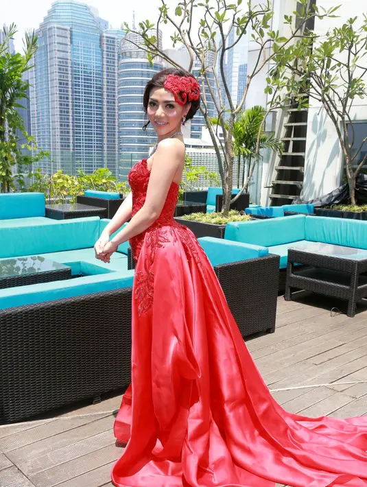 'Suami aku cuma kirim video klip, ucapan selamat dan mengirimkan karangan bunga buat aku,' ungkap Bella Shofie. (Galih W. Satria/Bintang.com)