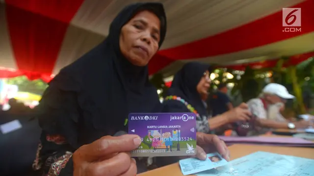 Pemprov DKI Bagikan Kartu Lansia Jakarta Tahap Pertama