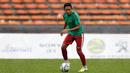 Gelandang Timnas Indonesia, Evan Dimas, melakukan latihan jelang laga melawan Kamboja  di Stadion Shah Alam, Selangor, Kamis, (24/8/2017). Indonesia akan menjalani laga penentuan melawan Kamboja. (Bola.com/Vitalis Yogi Trisna)