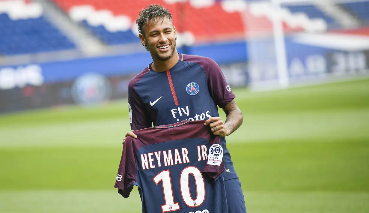 1. Neymar Jr – Diboyong PSG dari Barcelona dengan harga 222 juta euro menjadikan pria asal Brasil ini pemain termahal di dunia. Kelihaiannya dalam mengolah si kulit bundar membuat Les Parisiens tak ragu membajaknya ke Paris. (AFP/Lionel Bonaventure)