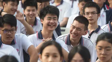 Para siswa sebelum upacara pembukaan semester baru di SMA Wuhan di Wuhan, Provinsi Hubei, China, 1 September 2020. Total 2.842 TK, sekolah dasar dan sekolah menengah di Wuhan, kota besar yang pernah dilanda parah covid-19, telah dibuka kembali untuk sekitar 1,4 juta siswa. (Xinhua/Xiao Yijiu)
