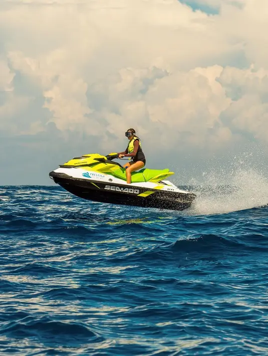 Jessica Iskandar memang sudah terbiasa bermain jetski di Bali. Wajar saja jika ia terlihat begitu menikmati saat bermain jetski di lautan lepas. Saat bermain jetski pun Jedar juga selalu memperhatikan safety dengan memakai pelampung kacamata renang. (Liputan6.com/IG/inijedar)
