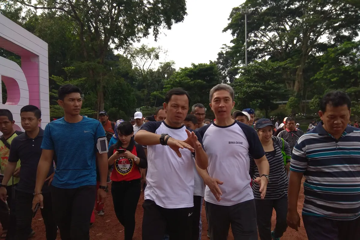 Bima Arya dan Dedie A Rachim menyapa warga di Taman Sempur (Liputan6.com/Achmad Sudarno)