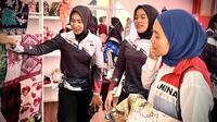 Pihak Lembaga Pemasyarakatan Perempuan Kelas IIB Jambi memperlihatkan hasil buah karya binaannya berupa batik tulis, di mana hasil dari kerja sama dengan Pertamina EP (PEP) Jambi Field. (Foto: Liputan6.com/Putu Merta Surya).