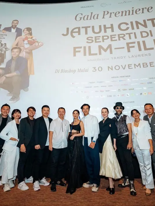 Para cast lain seperti Nirina Zubir, Sheila Dara, Dion Wiyoko pun tampil dengan busana bernuansa monokrom saat Gala Premier.  [@julstelle]