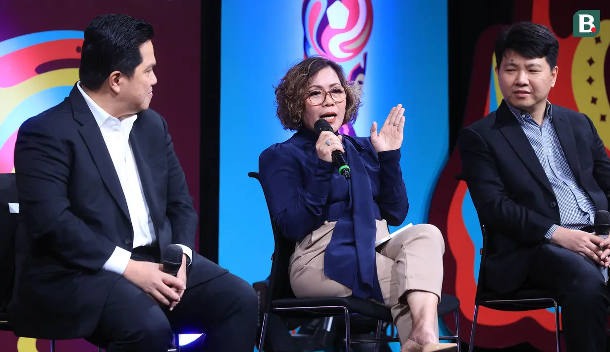 <p>Director Programming SCM, Harsiwi Achmad bersama Ketua umum PSSI, Erick Thohir dan Direktur Indonesia Entertainment Group (IEG), Hendy Lim, dalam konferensi pers pengumuman SCM sebagai pemegang hak siar Piala Dunia U-17 2023, Selasa (3/10/2023) di SCTV Tower, Jakarta. (Bola.com/Muhammad Iqbal Ichsan)</p>