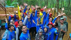 Peserta Campus Citizen Journalist Green Adventure Camp bersama WIKA saat berada di lokasi hutan sengon milik Wika, Bogor, Selasa (31/5/2016). Liputan6.com gelar Green Camp bersama PT WIKA untuk Citizen Journalist. (Liputan6.com/Yoppy Renato)