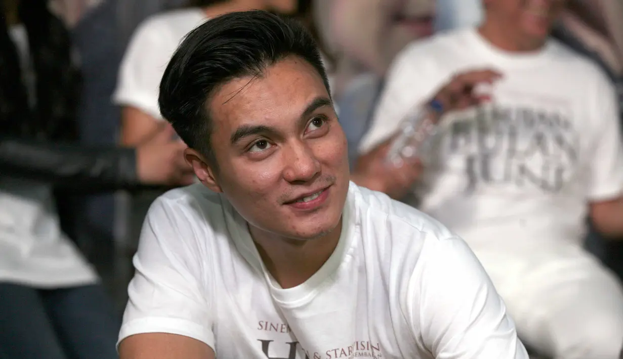 Begitu juga ketika wartawan menanyakan kabar putus dengan kekasihnya Vebby Palwita. Pesinetron 36 tahun itu juga mengakui sedang ada masalah dengan kekasihnya. (Nurwahyunan/Bintang.com)