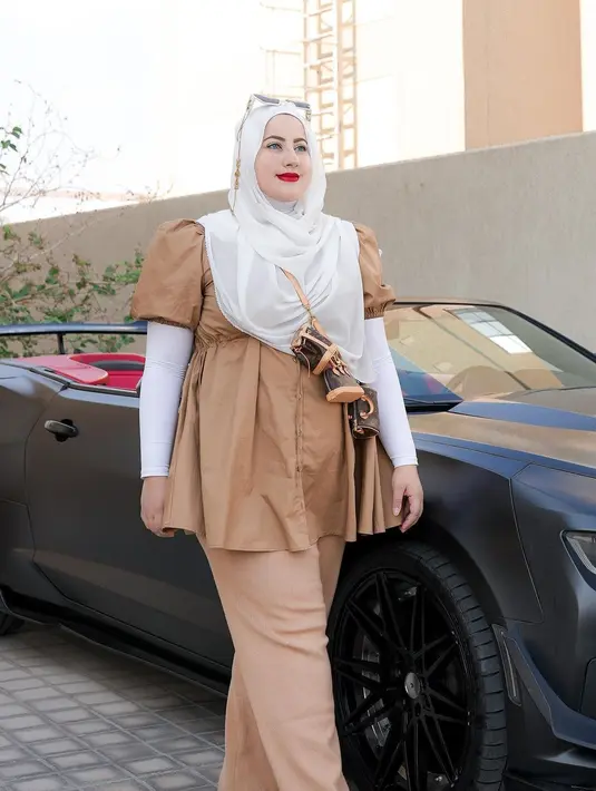 Sebelumnya, Tasyi sudah menjelajah Dubai, ia terlihat melakukan pemotretan di padang pasir. Tak hanya itu, saudara Tasya Farasya ini tampil kece berlatar Burj Khalifa dan kebun kurma Timur Tengah. (Liputan6.com/IG/@tasyiiathasyia).