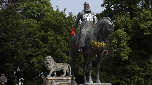 FOTO: Imbas Kasus Floyd, Patung Raja Belgia Leopold II Dirusak