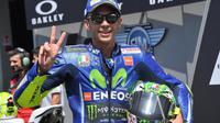 Pebalap Movistar Yamaha, Valentino Rossi, berpose setelah sesi kualifikasi MotoGP Italia di Sirkuit Mugello, Sabtu (3/6/2017). (Luca Zennaro/ANSA via AP)