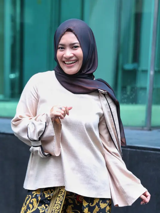 Membuat keputusan untuk mengenakan hijab memang bukan lah hal yang mudah. Hal ini diakui oleh Ikke yang sudah berencana sejak lama dan sempat menghadapi berbagai rintangan tersendiri. (Adrian Putra/Bintang.com)