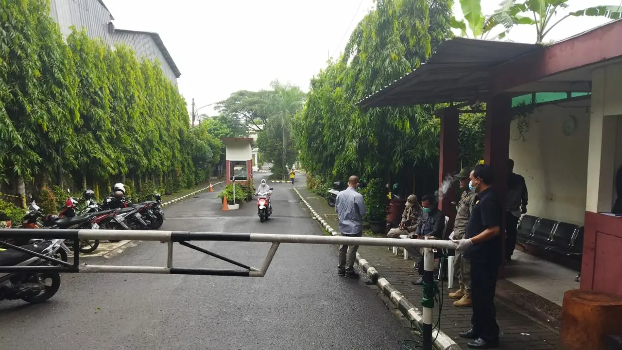 Pemerintah Kota Bogor membatasi aktivitas warga Perumahan Griya Melati, Kelurahan Bubulak, Kecamatan Bogor Barat, Kota Bogor.