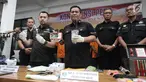 Kabid Humas Polda Metro Jaya, Kombes Pol Argo Yuwono menujukkan barang bukti narkoba yang menjerat putri bungsu ratu dangdut Elvy Sukaesih, Dhawiya dan dua orang kakaknya saat rilis di Polda Metro Jaya, Jakarta, Sabtu (17/2). (Liputan6.com/Arya Manggala)