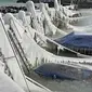 Es menutupi dinding-dinding pelabuhan dan kapal-kapal yang menepi di Danau Constance, Romanshorn, Swiss, Senin 26 Februari 2018. (Bieri/DPA via AP)