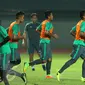 Pelatih Luis Milla mengawasi latihan uji lapangan Timnas Indonesia U-22 di Stadion Patriot Candrabhaga, Bekasi, Selasa (4/4). Timnas Indonesia U-22 akan melawan Persija pada Rabu (5/4). Liputan6.com/Helmi Fithriansyah)