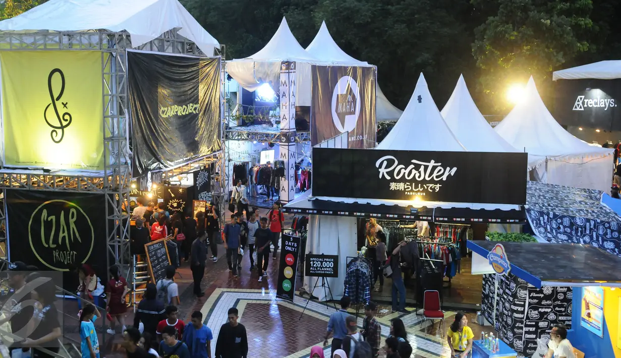 Puluhan stand fashion clothingan berjajar di JakCloth 2015 yang dihelat di Parkir Timur Senayan Jakarta, Rabu (30/12/2015). JakCloth 2015 memasarkan produk produk fashion clothingan bergaya anak muda. (Liputan6.com/Helmi Fithriansyah)