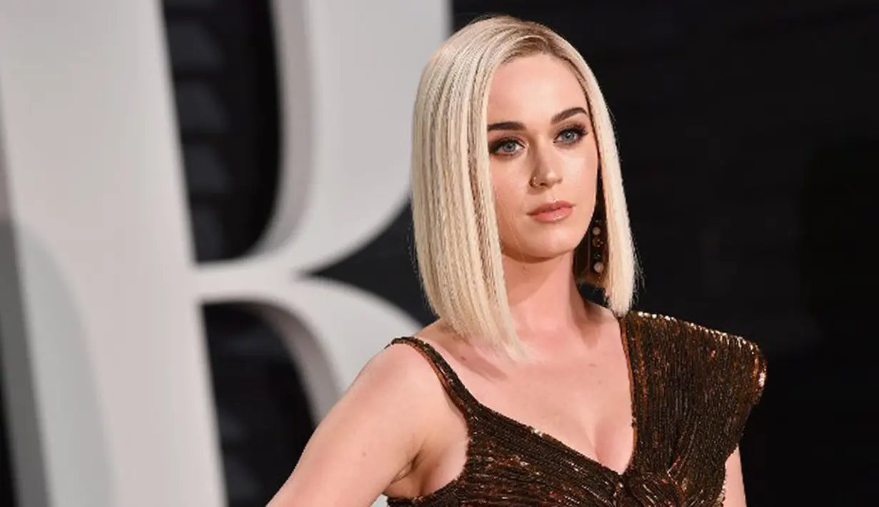 Kesedihan tampak sedang menggelayuti kehidupan Katy Perry yang baru saja putus dengan kekasihnya, Orlando Bloom. Kesedihan dan keterpurukan terlihat dari sikap Katy yang memangkas rambutnya sampai bondol. (AFP/Bintang.com)