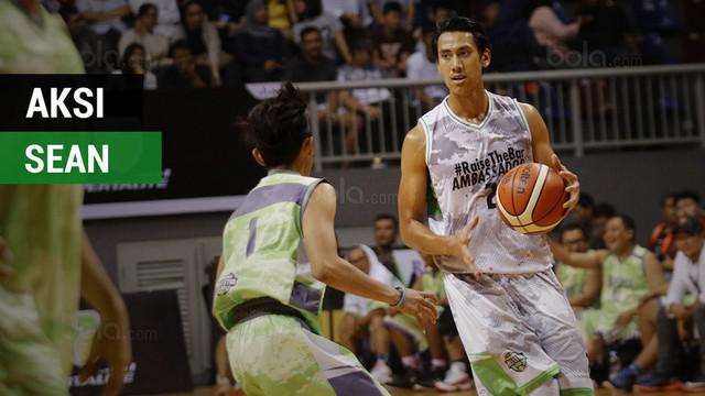 Berita video aksi salah satu pebalap ternama Indonesia, Sean Gelael, bermain basket bersama para legenda IBL.