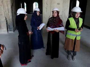 Sejumlah insinyur berhijab Afganistan memperbaiki istana Darul Aman di Kabul, 2 Oktober 2016. Bangunan yang mengadopsi gaya neoklasik Eropa ini seharusnya menjadi pusat parlemen yang direncanakan oleh Raja Amanullah Khan. (REUTERS/Mohammad Ismail)