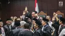 Ketua Tim Hukum Jokowi-Ma'ruf Amin, Yusril Ihza Mahendra bereuforia usai putusan MK di Gedung MK, Jakarta, Kamis (27/6/2019). MK menolak seluruh gugatan hasil Pilpres 2019 yang diajukan Prabowo-Sandiaga Uno yang disepakati 9 hakim konstitusi tanpa dissenting opinion. (Liputan6.com/Faizal Fanani)