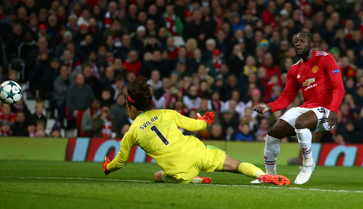 Pemain Manchester United, Romelu Lukaku berusaha mencetak gol yang digagalkan kiper Benfica, Mile Svilar pada laga Grup A Liga Champions di Old Trafford, Rabu (1/11) dini hari. MU sukses memetik kemenangan 2-0. (AP Photo/Dave Thompson)