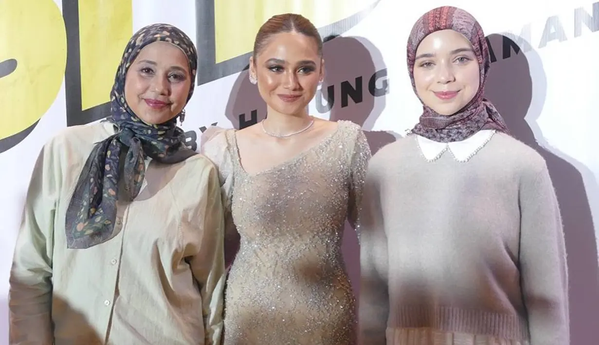 Foto kebersamaan dengan Syifa Hadju juga mencuri perhatian. Pasalnya, di film remake Catatan Si Boy ini, Syifa Hadju berperan sebagai Nuke, yang dulu diperankan oleh Ayu Azhari. Sejumlah warganet pun memuji Ayu dan Syifa memiliki paras yang cukup mirip. (Liputan6.com/IG/@ayukhadijahazhari)