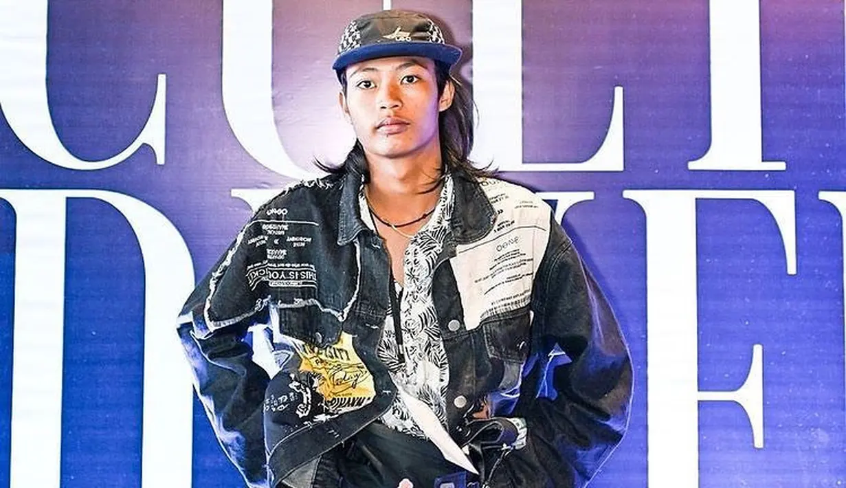 Kali ini Bonge tak lupa mengenakan topi yang menjadi ciri khasnya semenjak viral di Citayam Fashion Week. Aura Bonge terlihat jelas saat tampil di JF3 Fashoon Festival di Jakarta ini. (Liputan6.com/IG/@jf3_fashionfest).