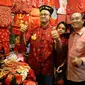 Gubernur DKI, Anies Baswedan berpose mengenakan baju tradisional khas China di toko langganannya di sekitar Vihara Dharma Bakti, Jakarta Barat, Jumat (16/2). Anies mengisi libur Imlek dengan datang ke Vihara Dharma Bakti. (Liputan6.com/Gempur M Surya)