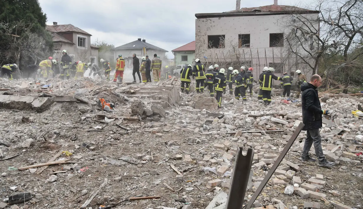 Rusia melancarkan serangan udara besar-besaran ke Ukraina pada Minggu (5/10/2025) dini hari waktu setempat. Tampak dalam foto, beberapa tim penyelamat berupaya mencari korban di reruntuhan rumah yang hancur akibat serangan roket Rusia di pinggiran Lviv, Ukraina, Minggu 5 Oktober 2025. (AP Photo/Mykola Tys)