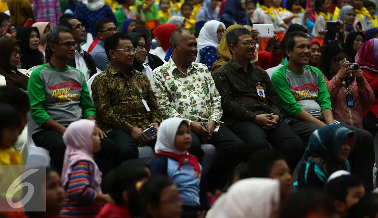 Ketua KPK Agus Raharjo menghadiri Festival Anak Jujur 2016 di Jakarta, Rabu (31/8). Anak-anak yang berusia 5-12 tahun itu mengikuti Festival Anak Jujur  yang digelar KPK dari 31 Agustus-1 Juli. (Liputan6.com/Faizal Fanani)