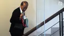 Dirut PT SMART Tbk, Jo Daud Dharsono menaiki tangga akan menjalani pemeriksaan oleh penyidik KPK, Jakarta, Rabu (5/12). Jo Daud diperiksa sebagai saksi untuk tersangka ‎Direktur PT Binasawit Abadi Pratama Edy Saputra Suradja. (Merdeka.com/Dwi Narwoko)