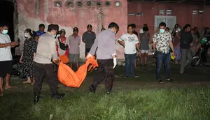 Polresta Gorontalo Kota saat mengevakuasi jasad korban RPA (Arfandi Ibrahim/Liputan6.com)