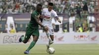 Striker Persebaya Surabaya, Amido Balde, berebut bola dengan pemain Arema FC, Hanif Sjahbandi, pada laga final Piala Presiden 2019 di Stadion Gelora Bung Tomo, Surabaya, Selasa (9/4). Kedua tim bermain imbang 2-2. (Bola.com/Yoppy Renato)