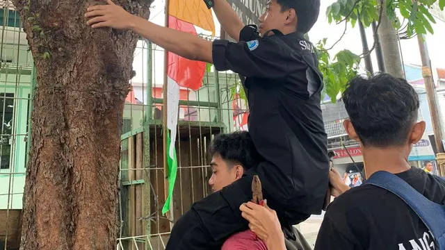 Aksi cabut paku pecinta alam se-Banjarnegara, Jawa Tengah, jelang Hari Konservasi Alam Nasional (HKAN) 2023. (Foto: Liputan6.com/Heni Purwono)