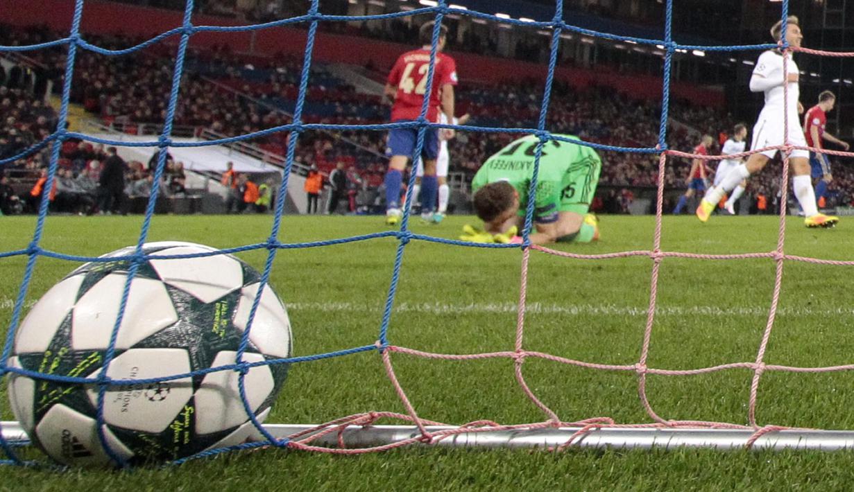 Kiper CSKA Moscow, Igor Akinfeev tertunduk lemas karena tak mampu menahan bola sepakan pemain Spurs, Son  pada lanjutan Liga Champions grup E di CSKA Stadium, Rabu (28/9/2016) dini hari WIB. (AP/Ivan Sekretarev)