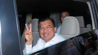 Usai mengklarifikasi harta kekayaan, Jusuf Kalla meninggalkan gedung KPK dan kembali ke mobil sambil salam dua jari. (Liputan6.com/Faisal R Syam)
