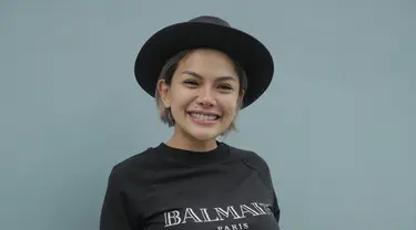 Tampil simpel, Nikita hanya mengenakan kaos hitam dan topi. Namun dirinya nampak terlihat memesona dengan balutan senyum sumringahnya. (Kapanlagi.com/Nurwahyunan)