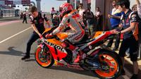 Marc Marquez keluar dari paddock untuk menjalani sesi latihan bebas MotoGP Qatar, Jumat (8/3/2019). (Twitter)