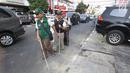 Penyandang disabilitas melintas di samping trotoar saat kampanye Bulan Patuh Pedestrian, Jakarta, Rabu (30/8). Kampanye dilakukan untuk memantau fasilitas akses pejalan kaki untuk disabilitas yang masih kurang layak. (Liputan6.com/Immanuel Antonius)